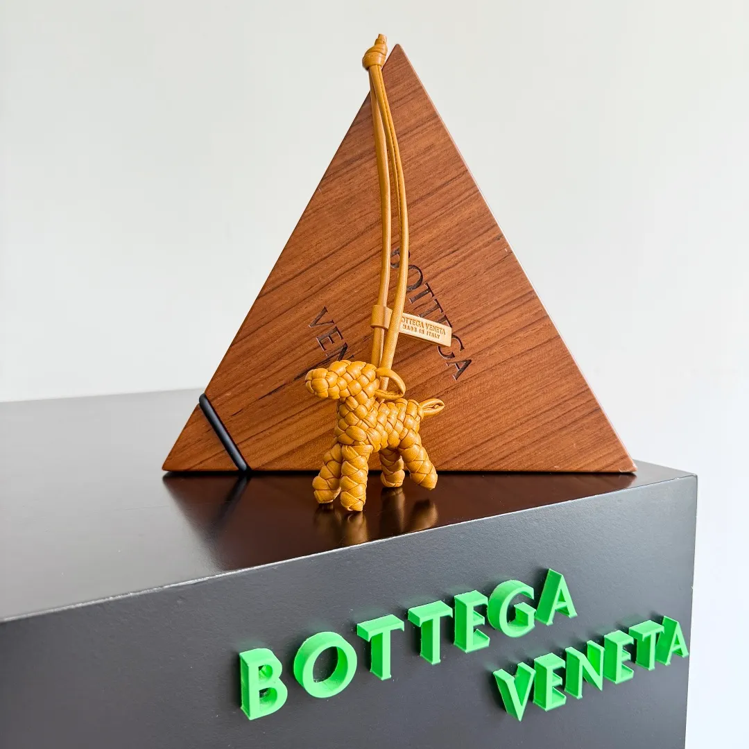 Batch 540 BOTTEGA VENETA2025 new puppy🐕 style pendant Braided puppy is online😎 Leather braided puppy style pendant can be hung on any handbag, and it is as cute, delicate and colorful as it matches with a bag. Cute and cute, it will touch your heart at any time. It can be hung on bags or keychains. Who can resist such a cute puppy? Style number: 807068